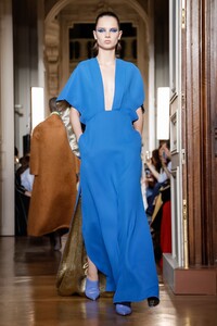 Valentino-Couture-FW18-Paris-7677-1528060329.thumb.jpg.fcd887c7551be65544c7eb6acd126dbd.jpg