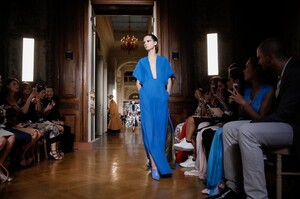 Valentino-Couture-FW18-Paris-7679-1528060330.thumb.jpg.1774551bec6cfc8e917b52dcc1ba599a.jpg