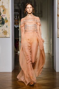 Valentino-Couture-SS17-Paris-8860-1485371056.thumb.jpg.2c2490040b1483c69f1a4c973a228990.jpg