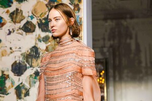 Valentino-Couture-SS17-Paris-EXTRA-8862-1485371058.thumb.jpg.2d6a954c5df933af601c99f06c7284a5.jpg