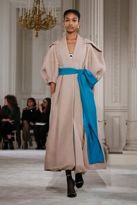 Valentino-Couture-SS18-Paris-2353-1516818151.thumb.jpg.9b4900e7e9921c823bb72fc6ed5e439d.jpg