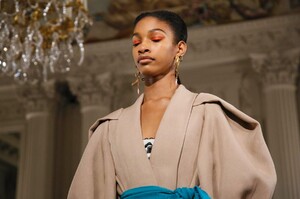 Valentino-Couture-SS18-Paris-2804-1516818873.thumb.jpg.794fbc9dc4027ca4d3034d2d8851fff7.jpg