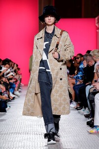Valentino-Menswear-SS19-Paris-4299-1529517548.thumb.jpg.543038df135f04517264617282c09715.jpg