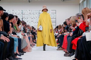 Valentino-RTW-FW19-Paris-0129-1551634152.thumb.jpg.a3de65c5da841a10cbd355479c350b88.jpg