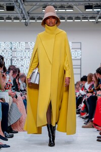 Valentino-RTW-FW19-Paris-0130-1551634155.thumb.jpg.ffbbc9dd91b9a530b98e5c39554e4874.jpg
