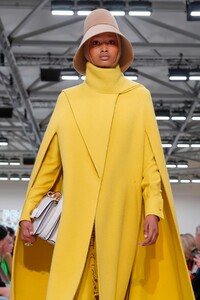 Valentino-RTW-FW19-Paris-0135-1551634158.thumb.jpg.a9e78cfc8bef3b1109f2965ed89c2c0a.jpg