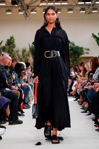 Valentino-RTW-SS19-Paris-1913-1538325037.thumb.jpg.88d072e7ddbb5a7417192caaa7e89149.jpg