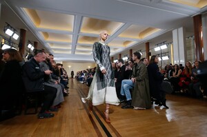 Y-Project-RTW-FW19-Paris-15499-1551367612.thumb.jpg.8cefff66daaa1e5551ef78ac68723520.jpg