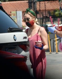 ashlee-simpson-out-in-la-05-06-2020-1.jpg