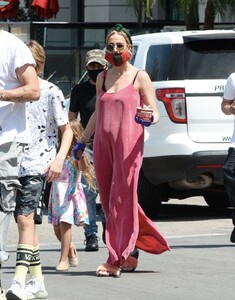 ashlee-simpson-out-in-la-05-06-2020-3.jpg