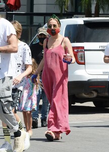 ashlee-simpson-out-in-la-05-06-2020-4.jpg