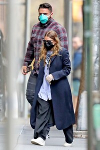 ashley-olsen-in-street-outfit-outside-of-her-office-in-new-york-05-13-2020-0.thumb.jpg.15b1e4b228f4b0d0754a528c55760187.jpg