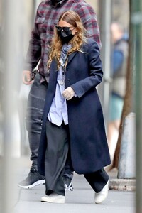 ashley-olsen-in-street-outfit-outside-of-her-office-in-new-york-05-13-2020-1.thumb.jpg.6d27b07fb8171d918721f7ea10c722e7.jpg