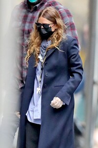 ashley-olsen-in-street-outfit-outside-of-her-office-in-new-york-05-13-2020-2.thumb.jpg.bef3da350f3818c1082f0d55e2f0c2c9.jpg