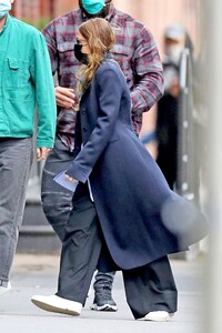 ashley-olsen-in-street-outfit-outside-of-her-office-in-new-york-05-13-2020-4.jpg