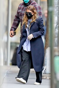 ashley-olsen-in-street-outfit-outside-of-her-office-in-new-york-05-13-2020-5.jpg
