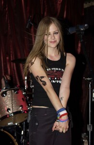 avril-lavigne-performs-at-a-promotional-concert-in-new-york-05-30-2020-2.jpg