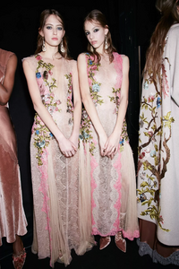 backstage-defile-alberta-ferretti-automne-hiver-2016-2017-milan-coulisses-96.thumb.jpg.64bfdf0b3caeb2a69d79b6ee49d5471e.jpg