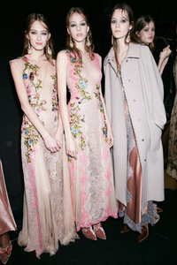 backstage-defile-alberta-ferretti-automne-hiver-2016-2017-milan-coulisses-97.thumb.jpg.f2b8c76786c991efb772198b66aaf250.jpg