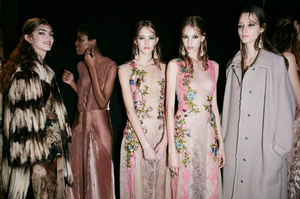 backstage-defile-alberta-ferretti-automne-hiver-2016-2017-milan-coulisses-99.thumb.jpg.666497b1a307213c5251a54015319375.jpg