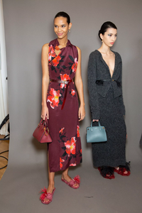 backstage-defile-altuzarra-automne-hiver-2020-2021-paris-coulisses-158.thumb.jpg.49e5b503af9dddf64513b0809ee2e646.jpg