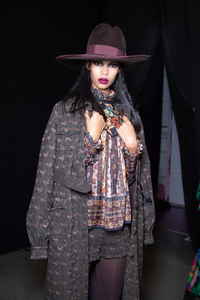 backstage-defile-anna-sui-automne-hiver-2020-2021-new-york-coulisses-35.thumb.jpg.5df3ebddb324c29779516f703b22fb61.jpg