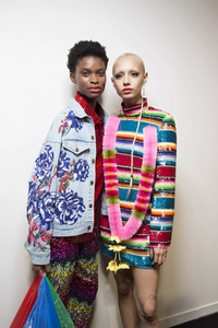 backstage-defile-ashish-automne-hiver-2018-2019-londres-coulisses-31.thumb.jpg.4aeb13a325c3ece0b484e1a16239b722.jpg