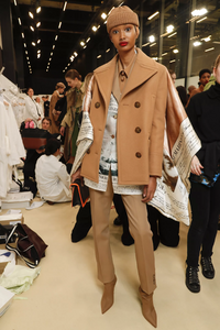 backstage-defile-burberry-automne-hiver-2019-2020-londres-coulisses-221.thumb.jpg.9f324f459046661fa0c500cae80c592f.jpg