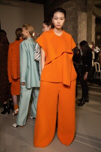 backstage-defile-christian-wijnants-automne-hiver-2020-2021-paris-coulisses-23.thumb.jpg.c4b7c5575db7a69987cbe17afa9b04bb.jpg