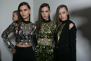 backstage-defile-david-koma-automne-hiver-2017-2018-londres-coulisses-57.thumb.jpg.dabaeff541d64379d2424f67d7615f2e.jpg