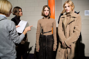 backstage-defile-diesel-black-gold-automne-hiver-2017-2018-milan-coulisses-203.thumb.jpg.4fc3c8cc22b47d0641c92aa86f987cc6.jpg