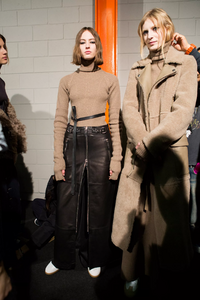 backstage-defile-diesel-black-gold-automne-hiver-2017-2018-milan-coulisses-204.thumb.jpg.76b42894d5241867638d3db33771c38f.jpg