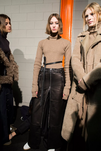 backstage-defile-diesel-black-gold-automne-hiver-2017-2018-milan-coulisses-205.thumb.jpg.a6b8c9ca77b3b0b15107dcbd8eee11c7.jpg