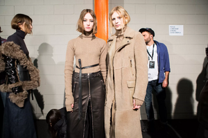 backstage-defile-diesel-black-gold-automne-hiver-2017-2018-milan-coulisses-207.thumb.jpg.c78de48a58ea0ab638548e9c7e6fdff9.jpg