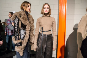 backstage-defile-diesel-black-gold-automne-hiver-2017-2018-milan-coulisses-258.thumb.jpg.4c218c8156ce6644795b9140542eebd6.jpg