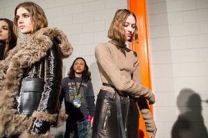 backstage-defile-diesel-black-gold-automne-hiver-2017-2018-milan-coulisses-261.thumb.jpg.1c2c6c6e52d1ac0fac15a4152e882fcd.jpg