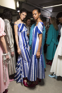 backstage-defile-emilia-wickstead-automne-hiver-2018-2019-londres-coulisses-70.thumb.jpg.2f4ba6d7cee1408058bc2a2d62a208e2.jpg