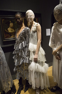 backstage-defile-erdem-automne-hiver-2018-2019-londres-coulisses-119.thumb.jpg.cef213c24e72f74419b4244dc6d6ae58.jpg