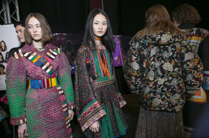 backstage-defile-etro-automne-hiver-2017-2018-milan-coulisses-65.thumb.jpg.c9ca7fbb928b967f12848264807a446f.jpg