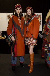 backstage-defile-etro-automne-hiver-2018-2019-milan-coulisses-121.thumb.jpg.808fcf385a624776ac78346713278a2d.jpg