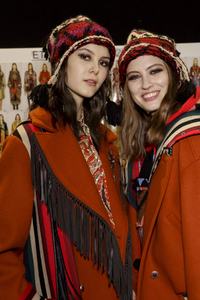 backstage-defile-etro-automne-hiver-2018-2019-milan-coulisses-122.thumb.jpg.cd385ac74ba5d1b545ee72d2ad56a0a8.jpg