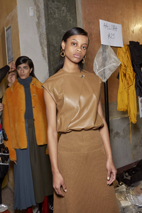 backstage-defile-gabriele-colangelo-automne-hiver-2019-2020-milan-coulisses-50.thumb.jpg.663396386c98c5a74f6b4c630010e1e9.jpg