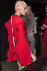 backstage-defile-gareth-pugh-printemps-ete-2019-londres-coulisses-87.thumb.jpg.3982deccb126d240dab3221d9b053ede.jpg