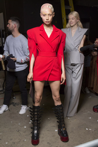 backstage-defile-gareth-pugh-printemps-ete-2019-londres-coulisses-89.thumb.jpg.e3bb95865360301d0e476cf682328508.jpg