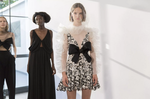 backstage-defile-giambattista-valli-automne-hiver-2018-2019-paris-coulisses-85.thumb.jpg.ee5bb5808bbadec0485cb1e1e7665672.jpg