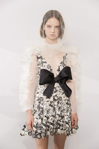 backstage-defile-giambattista-valli-automne-hiver-2018-2019-paris-coulisses-88.thumb.jpg.405b4975452fbde9bf78d0376d4ecef9.jpg