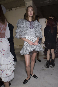 backstage-defile-giambattista-valli-printemps-ete-2018-paris-coulisses-200.thumb.jpg.7ffae349c8eb548382383b268e758bba.jpg