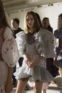 backstage-defile-giambattista-valli-printemps-ete-2018-paris-coulisses-211.thumb.jpg.8a92072ad45ee4b71b488ef8bf3c94e9.jpg