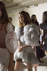 backstage-defile-giambattista-valli-printemps-ete-2018-paris-coulisses-212.thumb.jpg.a7bb7724cb9c7e2ce1390983686ce57b.jpg