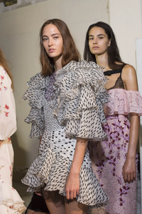 backstage-defile-giambattista-valli-printemps-ete-2018-paris-coulisses-53.thumb.jpg.80fc20e7da44349e886753f2b7cf1587.jpg